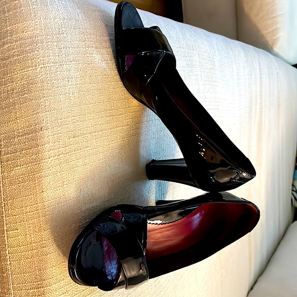 Taryn Rose Black Patent women’s sandals.  Size 7 (38)